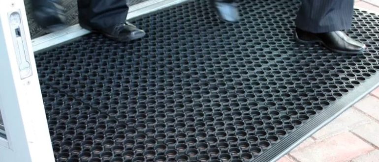 Антискользящие покрытия: обеспечиваем безопасность на каждом шагу