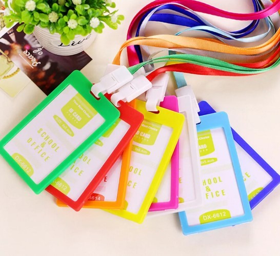 Пластиковые бейджи: больше, чем просто карточка с именем