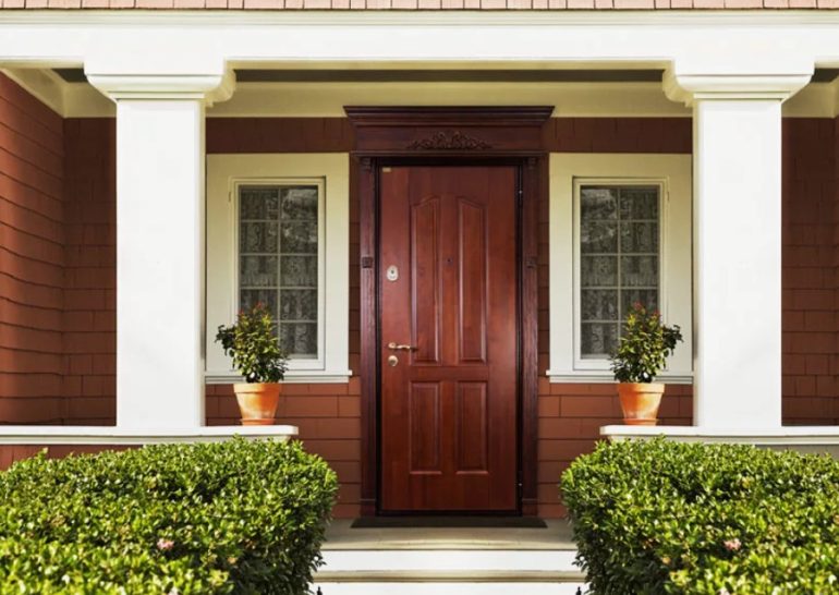 Виды входных дверей: материалы, конструкции и особенности