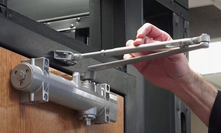 Виды неисправностей дверных доводчиков и способы их ремонта