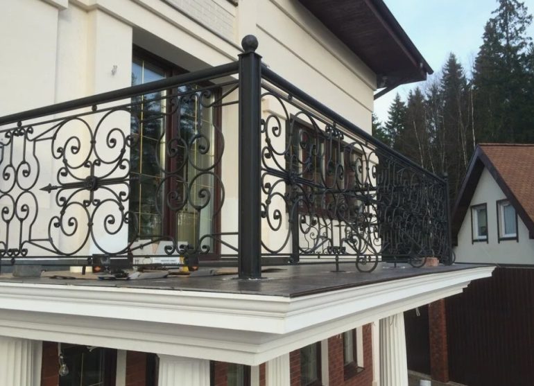 Варианты оформления террасы с коваными перилами