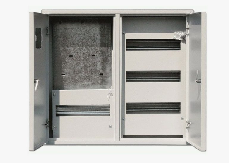 Сравнение металлических щитов DKC и DEKraft: для каких задач подходят лучше всего