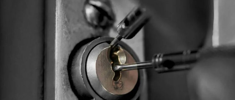 Вскрытие замков: советы по выбору надежной службы