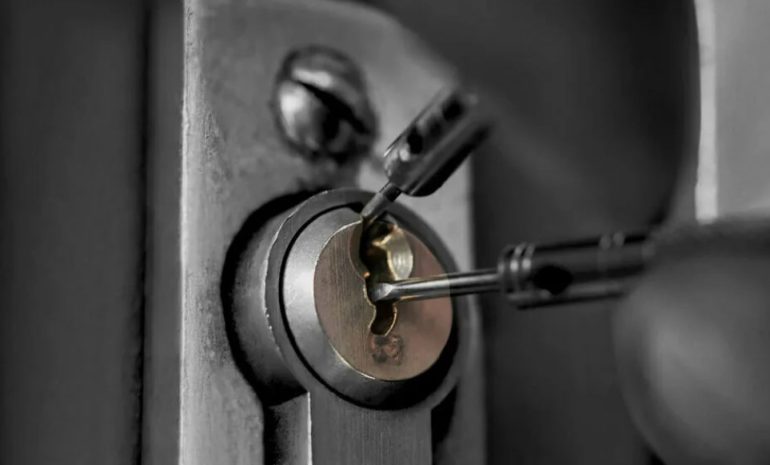 Вскрытие замков: советы по выбору надежной службы