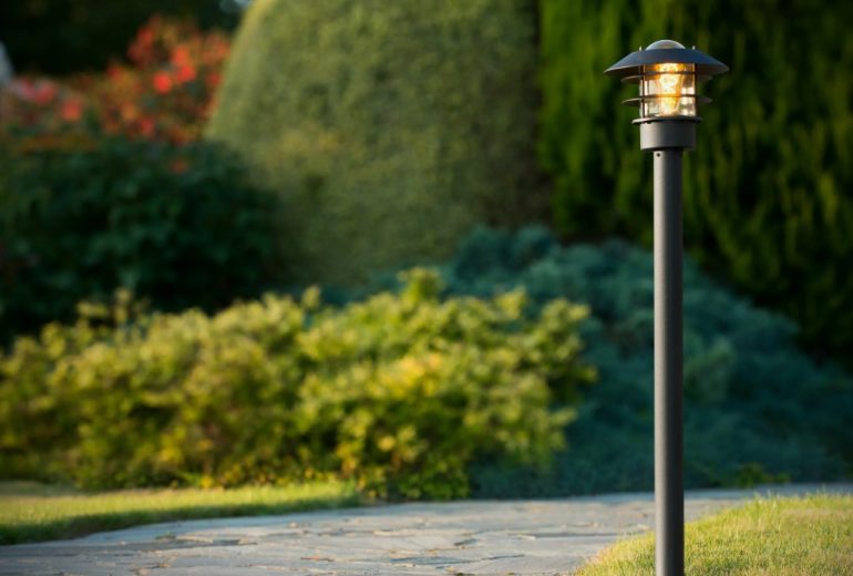 Декоративные уличные светильники и фонари в ландшафтном дизайне