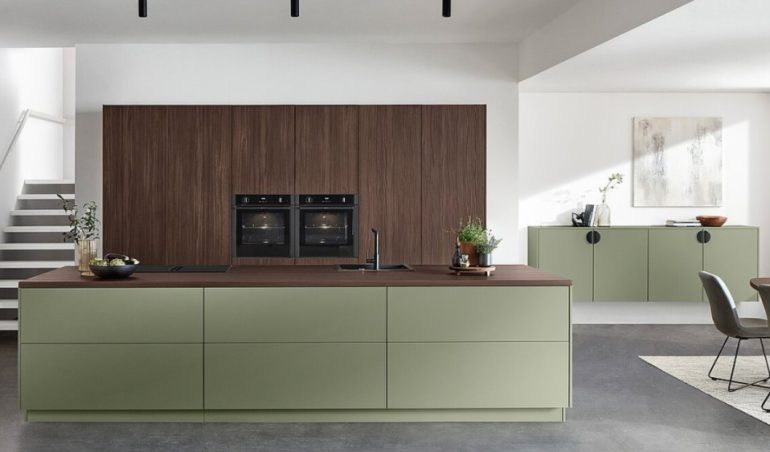 Варианты компактного хранения посуды для кухни