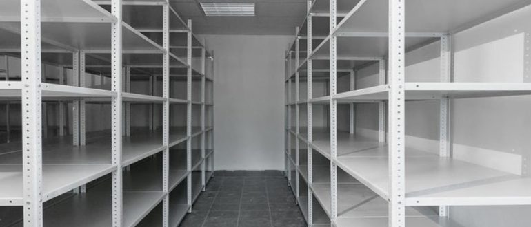 Храните с умом: где понадобятся металлические стеллажи в квартире