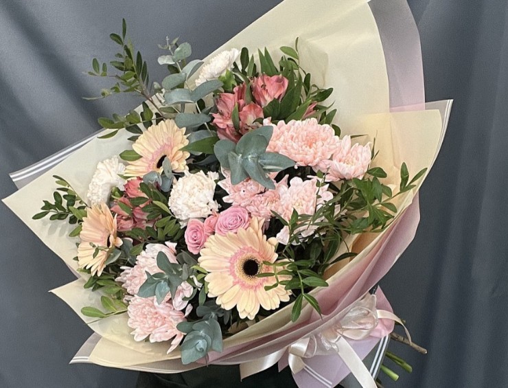 Какие цветы не принято дарить девушкам?