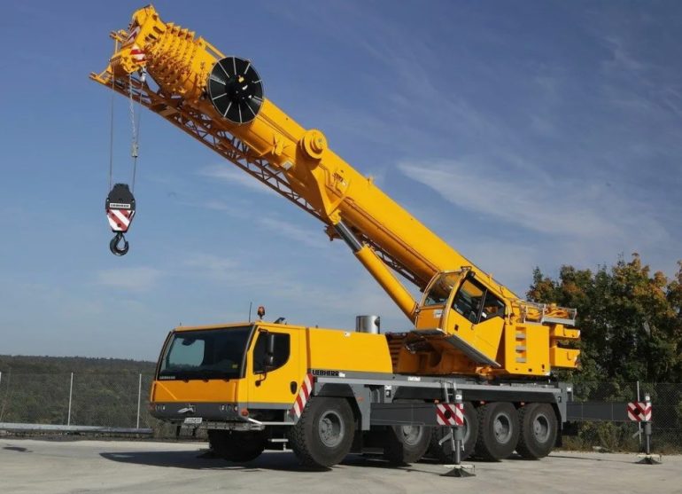 Как аренда автокрана помогает сэкономить время и бюджет на стройке