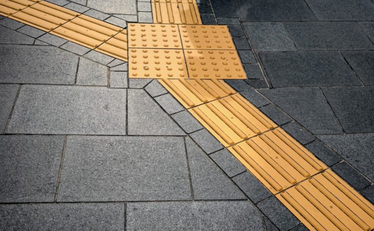 Как выбрать тактильную плитку для общественных пространств