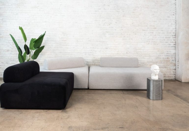 Интерьерные решения с красивыми дорогими диванами в современных домах