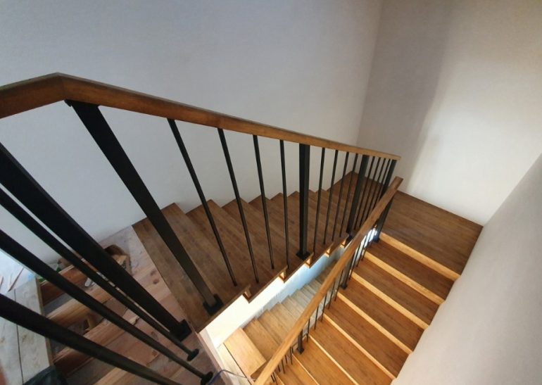 Лестницы на второй этаж от компании «Галерея Лестниц»