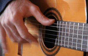 Как научиться играть на гитаре: основы